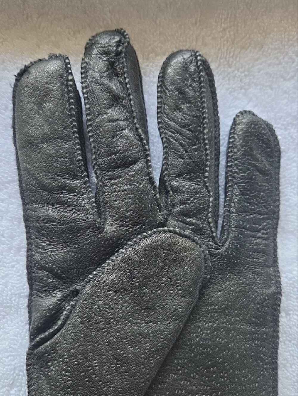 isotoner ...women or  Mens  Black Leather Gloves...unworn ..no Tags. - Picture 4 of 15